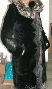 продам шубу мутоновую,чёрная с капюшоном,отделанная мехом чернобурки,с кожаными  - Изображение #2, Объявление #768589