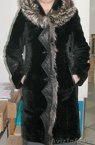 продам шубу мутоновую,чёрная с капюшоном,отделанная мехом чернобурки,с кожаными  - Изображение #1, Объявление #768589